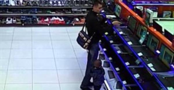 بالفيديو.. رجل يسرق «لاب توب» ويخفيه تحت ابنه الصغير