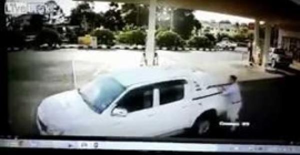 بالفيديو.. لحظة سرقة سيارة وتعلق مالكها بها من الخلف