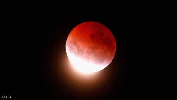 بالفيديو: "القمر الدموي" يجذب أنظار العالم