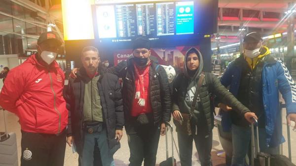 بسبب تعليق الرحلات: فريق مغربي عالق بمطار "لندن" وأفراده يناشدون المسؤولين بعد نفاذ نقودهم