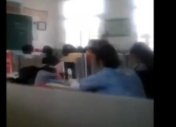 بالفيديو: معلم يضرب طالبة اتهمته بالتحرش بها أمام زملائها
