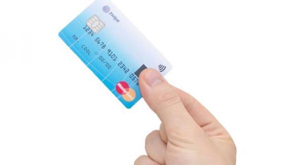 إصدار أول بطاقة ائتمانية تعمل بنظام البصمة