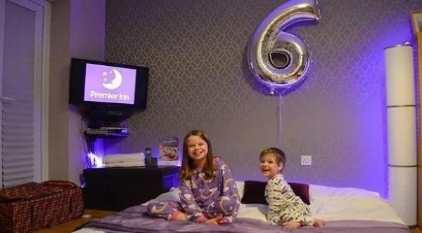 عائلة تحول جزء من منزلهم إلى فندق كهدية بمناسة عيد ميلاد طفلهم المريض