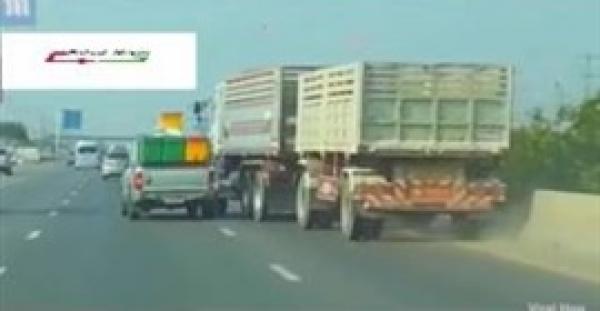 بالفيديو والصور.. تخبط شاحنة على الطريق يتسبب في حادث مروع