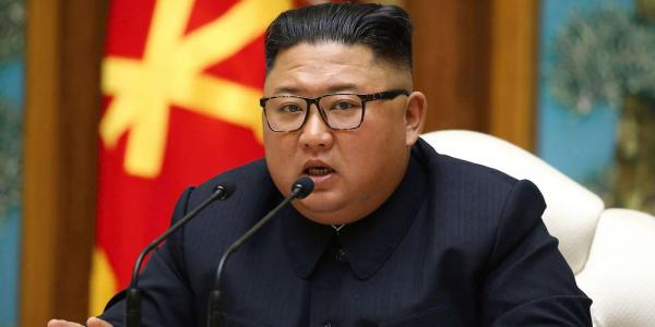 من هو المسؤول العسكري الذي ظهر الزعيم الكوري الشمالي منحنيا له؟