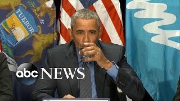 بالفيديو: أوباما يشرب كوباً من الماء المرشح بعد فضيحة التلوث بالرصاص