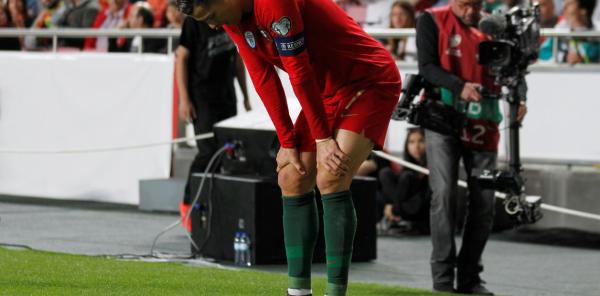 رونالدو يتعرض لإصابة تخرجه من مباراة البرتغال وصربيا