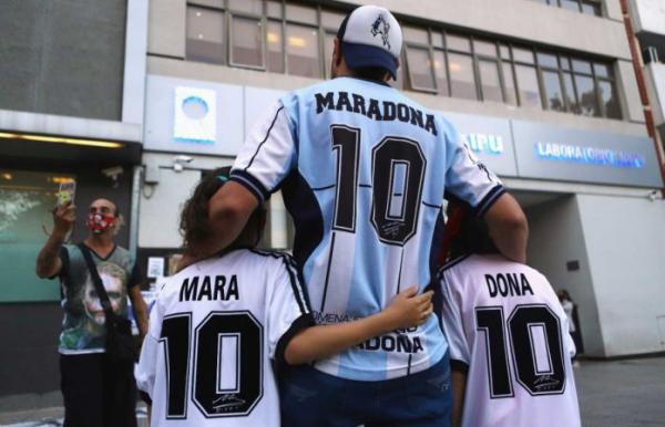 أب أرجنتيني يكرم أسطورة كرة القدم بإطلاق اسمه على ابنتيه "مارا" و"دونا"
