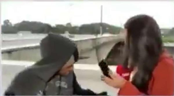 مراسلة تتعرض لسطو مسلح أثناء البث المباشر(فيديو)