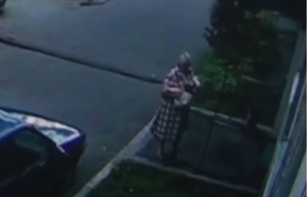 امرأة  تلتقط طفلا سقط من نافذة بناء مرتفع (فيديو)