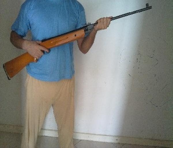استنفار أمني بعد نشر صورة لعضو من البيجيدي يحمل مسدسا على الفايسبوك