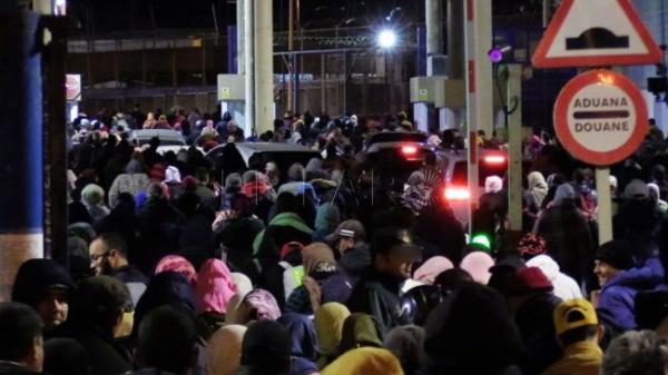 هكذا اقتحم أزيد من 1000 مغربي معبر باب سبتة من أجل العودة إلى بلدهم (فيديو)