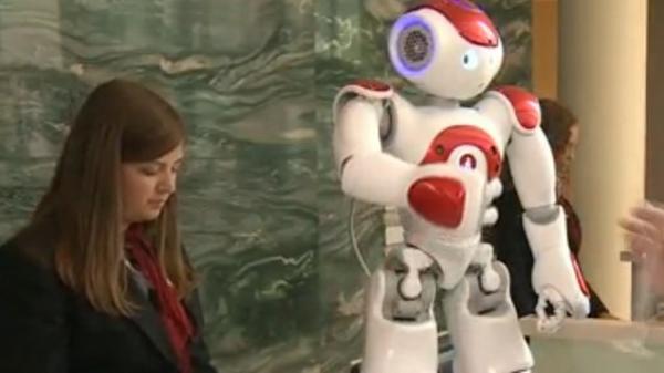 لأول مرة في أوروبا .. روبوت يستقبل الزبائن في فندق ببلجيكا