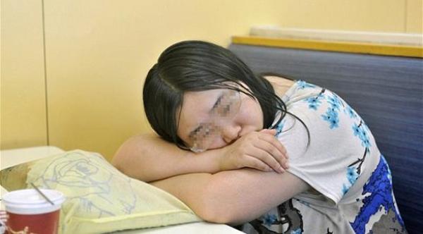 صينية تسكن في مطعم "كنتاكي" أسبوعاً بسبب حبيبها