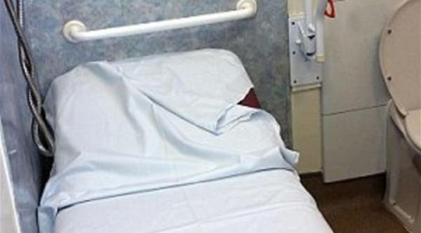 مريض ينتظر على سرير بالمرحاض موعد عمليته الجراحية