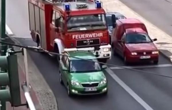 بالفيديو: سائق يثير الغضب برفضه إفساح الطريق لشاحنة مطافي