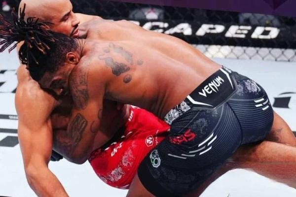 أبو زعيتر يتعرض للهزيمة أمام الأمريكي دوماس ضمن أمسية UFC 294