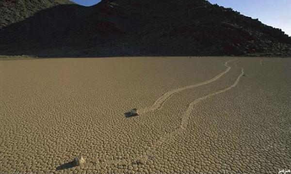 العلماء ينجحون في حل لغز الصخور المتحركة بوادي الموت في كاليفورنيا