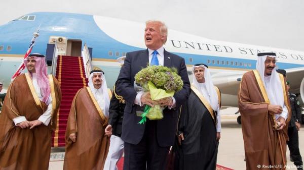 ترامب يغرد: عدت بمئات المليارات من الشرق الأوسط!