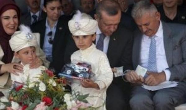 أردوغان يقترض من أحد وزرائه لتهنئة أطفال حديثي الختان