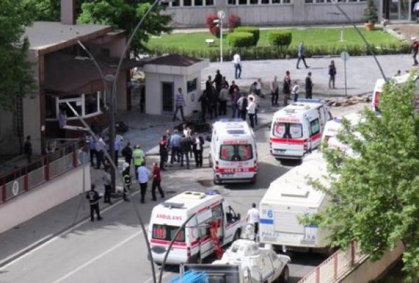 مقتل ضابط شرطة وإصابة 16 شخصا في انفجار سيارة مفخخة شرق تركيا