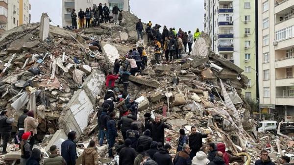 ضحايا زلزال تركيا المدمر في تزايد مرعب وعدد القتلى يقترب من عتبة 6000
