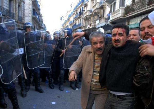 الجزائر تعتقل أكثر من 400 متظاهر..و أعداد الشرطة فاقت المحتجين في يوم الغضب
