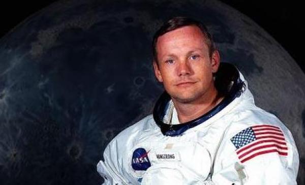 وفاة رائد الفضاء الأمريكي نيل آرمسترونغ أول إنسان يصل الى سطح القمر