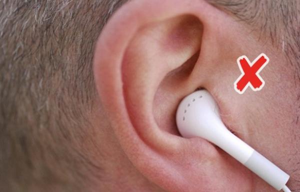 أحذروا من مخاطر سماعات الأذنين الشخصية