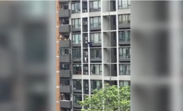 أب يتسلق 7 طوابق لإنقاذ طفله (فيديو)