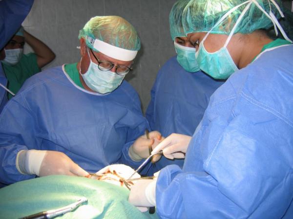 فريق طبي يجري عملية جراحية معقدة ويعيد يد شاب مبتورة بسيف