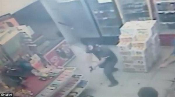 بالفيديو: لص يهاجم متجراً أحد زبائنه ضابط شرطة