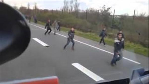 بالفيديو.. لاجئون يرشقون سائق شاحنة بالحجارة حاول دهسهم في المجر