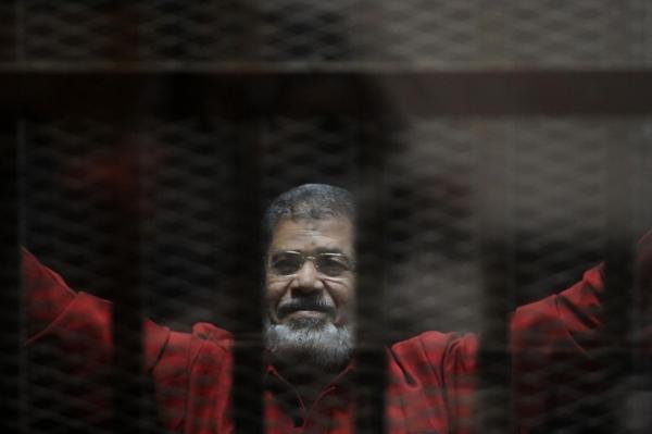 مرسي أثناء مُحاكمته .. أنا رئيسُ مصر وأرفضُ مُحاكمتي