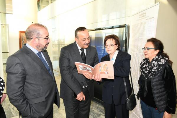 "محمد الأعرج" يزور معرض الفنانة "شمس الضحى" بالمكتبة الوطنية(صور)