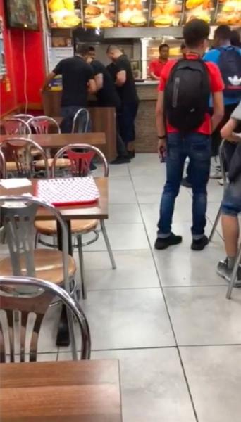 موظفو مطعم يطاردون فأرا عملاقا أمام الزبائن (فيديو)