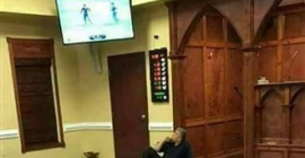 شاهد.. مصلون يشاهدون مباراة داخل المسجد تثير غضب مواقع التواصل
