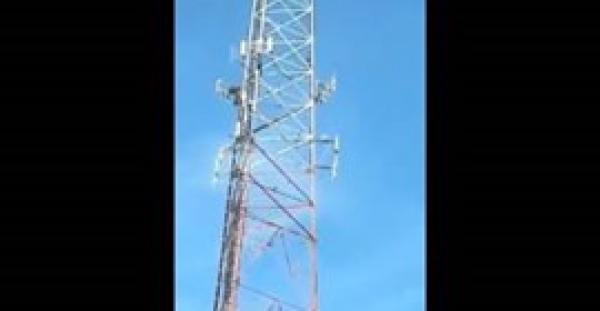 بالفيديو.. لحظة انتحار شاب ألقى نفسه من أعلى برج إذاعي