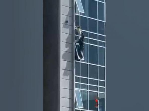 رجل يخاطر بحياته لانقاذ طفلة عالقة بالطابق الثامن (فيديو)