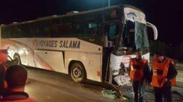 بالصور : حادثة سير خطيرة بين سيارة لنقل العمال و حافلة ركاب في طريق فاس