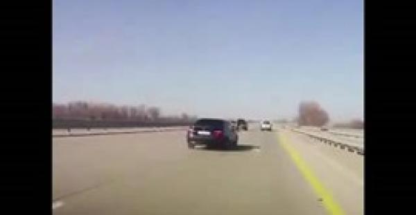 بالفيديو.. حادث مروع لسائق يغير إطار سيارته وسط الطريق