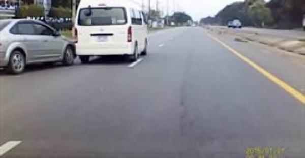 بالفيديو.. مصرع شخص في حادث تصادم بين سيارة وحافلة بتايلاند