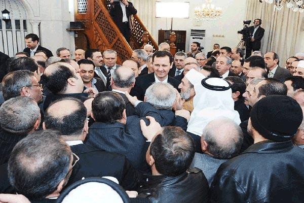الأسد يشارك في إحياء ذكرى المولد النبوي في أحد مساجد دمشق