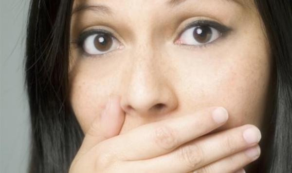 7 أسباب لرائحة الفم الكريهة