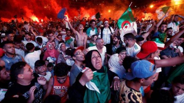 سياسي سعودي يقصف الجمهور الجزائري المحتفل بفوز فرنسا على أسود الأطلس(صورة)