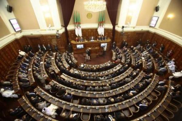 البرلمان الجزائري يوافق على تعديلات دستورية تعزز السلطة التشريعية