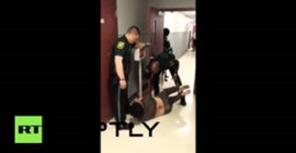 بالفيديو.. شرطي يجر امرأة "مكبلة" بالسلاسل
