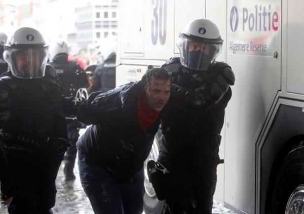 نايضة ف بلجيكا .. إصابات فى صفوف الشرطة ومتظاهرين مناهضين لإجراءات التقشف (صور)