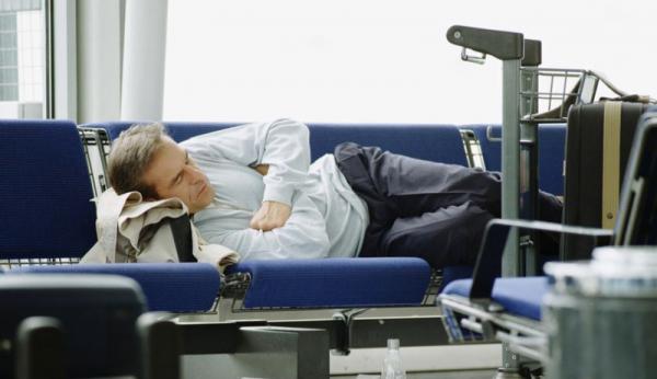 مطار بريطاني يمنع المسافرين من النوم