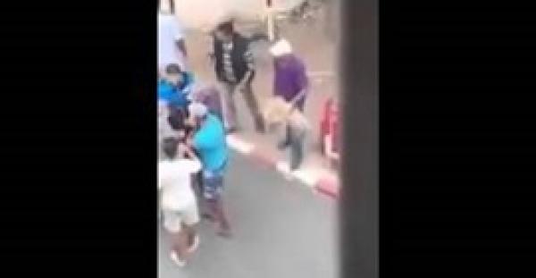 بالفيديو.. أب يعتدي على ابنته بالضرب في أحد شوارع المغرب
